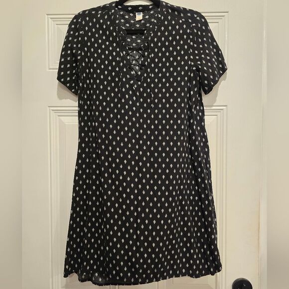 Women's Old Navy Black & White Yoke Print Lace Up Shift Dress, Size SP - Picture 2 of 3